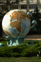 Геленджик. Скульптура Дельфины на глобусе в севере ЛОК «Солнечная»