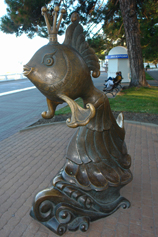 Геленджик. Скульптура «Золотая рыбка»