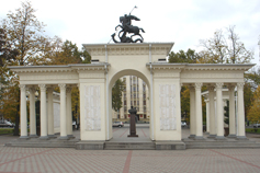 Краснодар. Мемориальная арка «Ими гордится Кубань»