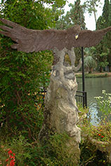 Абхазия. Новый Афон. Скульптура «Орёл, клюющий змею»