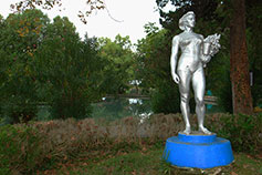 Абхазия. Новый Афон. Приморский парк скульптура Спортсменки с кубком