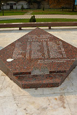 Абхазия. Пицунда. Памятный камень Мемориал в честь погибших в войне за независимость 1992-1993