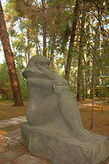 Абхазия. Пицунда. Каменная скульптура Сидящей девушки