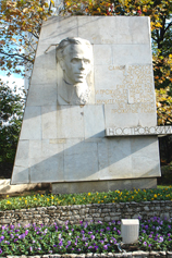 Сочи. Памятник с горельефом Н.А. Островского