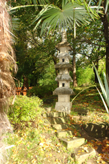 Сочи. Японский каменный фонарик в саду русско-японской дружбы