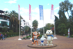 Сочи. Скульптура Талисманы Зимних Олимпийских игр 2014. Белый мишка, Снежный барс и Зайка
