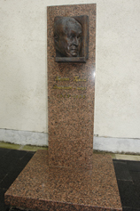 Абхазия. Сухум. Памятник Георгию Гулиа  (Гъаргь Гулиа)