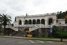 Абхазия. Сухуми. Колоннада перед лестницей к обезьяньему питомнику
